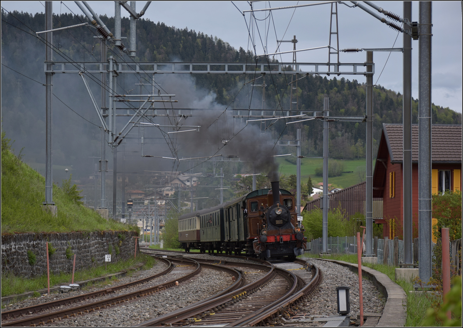 Train du Terroir.

E 3/3 5811 bei Ausfahrt aus Travers. Mai 2024.