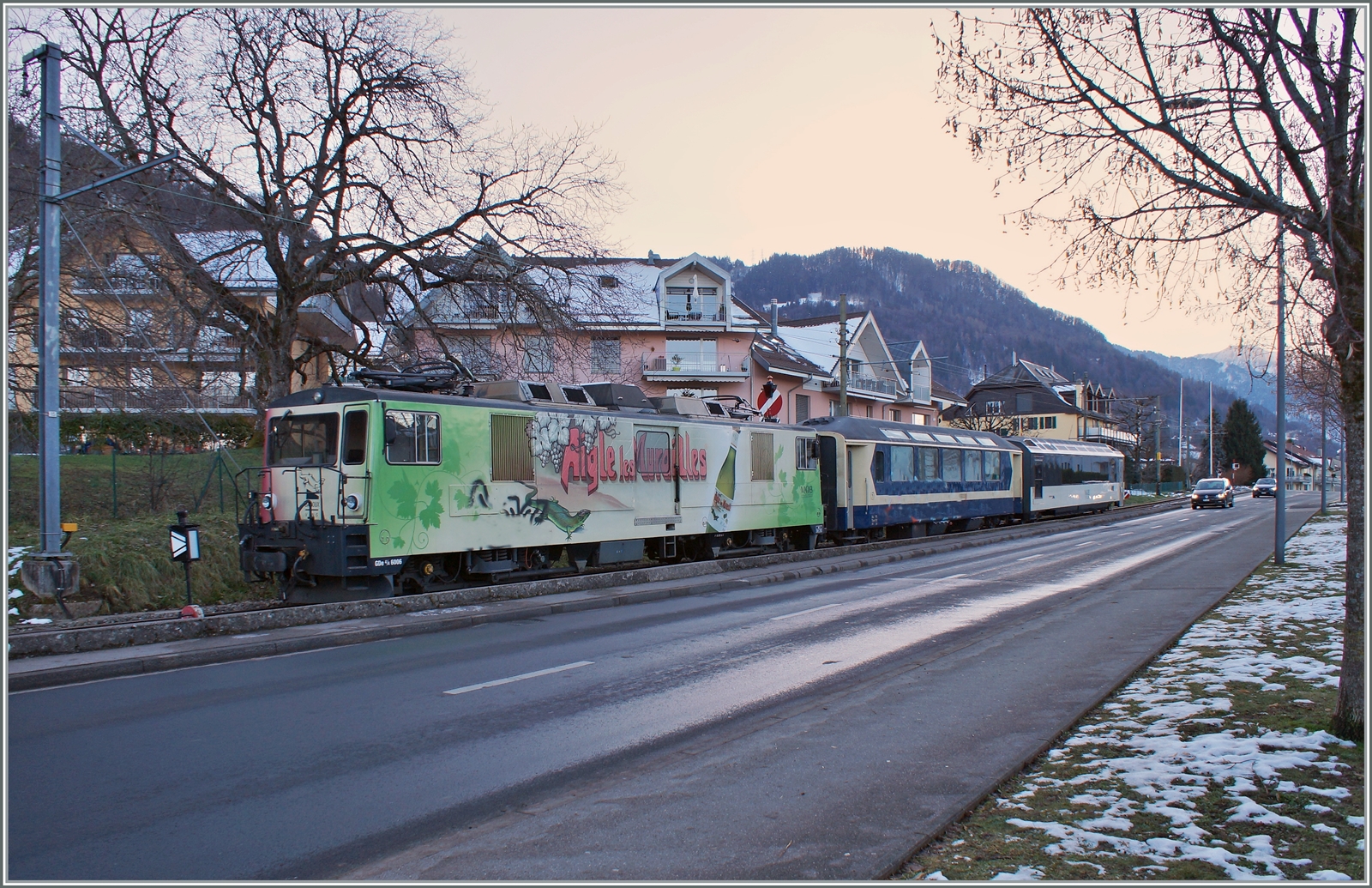 Über Nacht und noch (mindestens) bis in den Vormittag hinein stand dieser MOB  Panoramic Express  in Blonay. Die GDe 4/4 6006 sowie der MOB As 110 habe ich etwas aufgehübst, zeigten sie doch unschöne Spuren von Schmierfinken.

3. Februar 2023