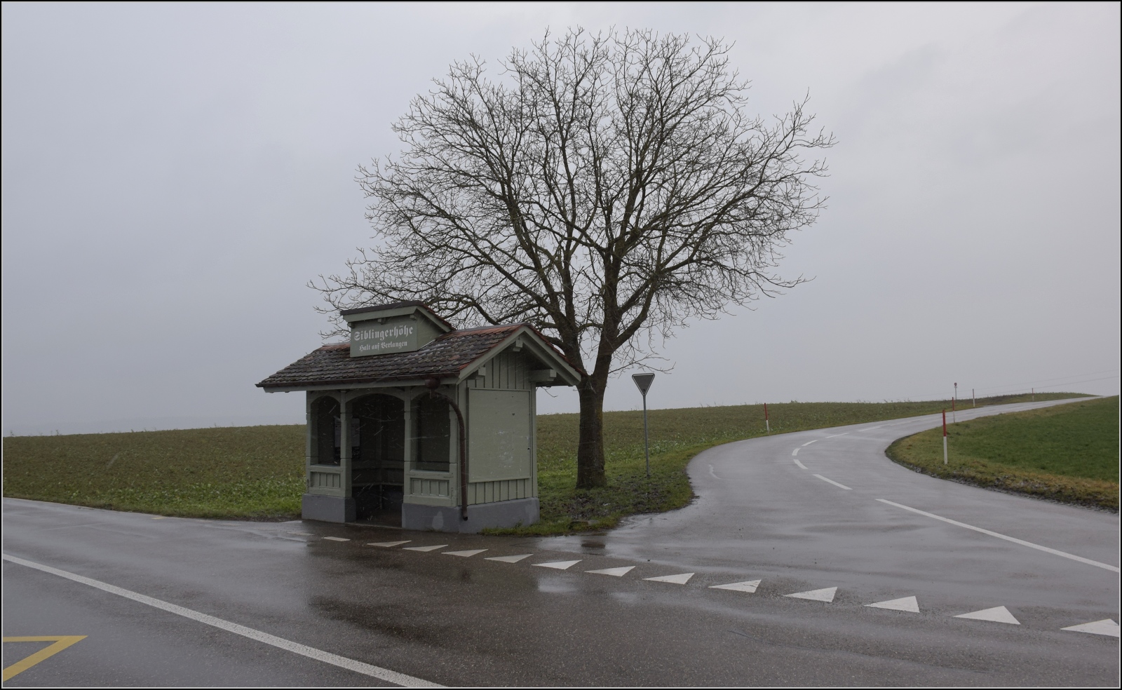 �berraschung mitten in der Landschaft. Das Warteh�uschen auf der Siblinger H�he ist ein Relikt vergangener Tage und zeugt 60 Jahre nach der Einstellung ihres Betriebs von der Strassenbahn Schaffhausen-Schleitheim. Januar 2024. 