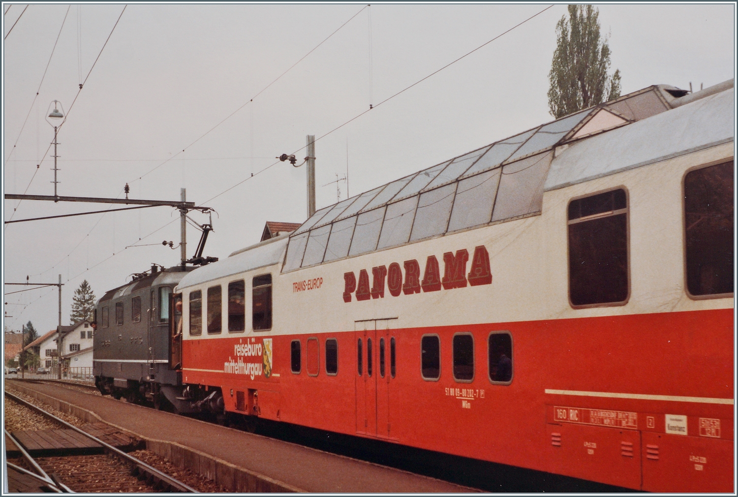 Überraschungsaktionen: die SBB bot an zwei Tagen die Möglichkeit mit dem (ex) TEE Aussichtwagen AD4üm-62 durchs Seetal zu fahren. Der Wagen trägt die Bezeichnung WGm, die UIC Nummer lautet 51 80 09 80 202-7 (P), Heimatbahnhof ist Konstanz und der schöne Wagen gehört dem Reisebüro Mittelthurgaubahn.

16. Mai 1984