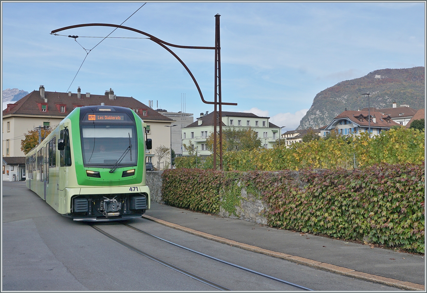 Unter einem Fahrleitungsmast, der wohl noch aus der Eröffnungszueit stammen wird, ist der TPC ASD ABe 4/8 471 in Aigle als R71 auf der Fahrt nach Les Diablerets. 

20. Okt 2024