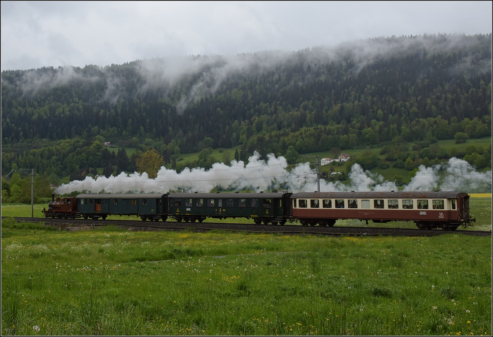 Vapeur Val-de-Travers: Train  Au fil de l'Areuse .

E 3/3 8511 bei Môtiers. Mai 2023.