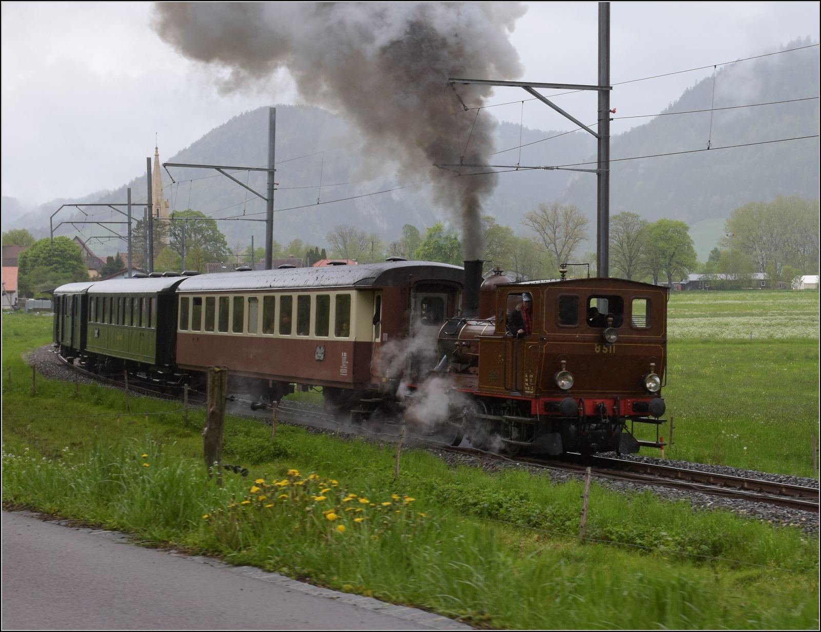 Vapeur Val-de-Travers: Train  Au fil de l'Areuse .

E 3/3 8511 hat mittlerweile Môtiers verlassen. Mai 2023.