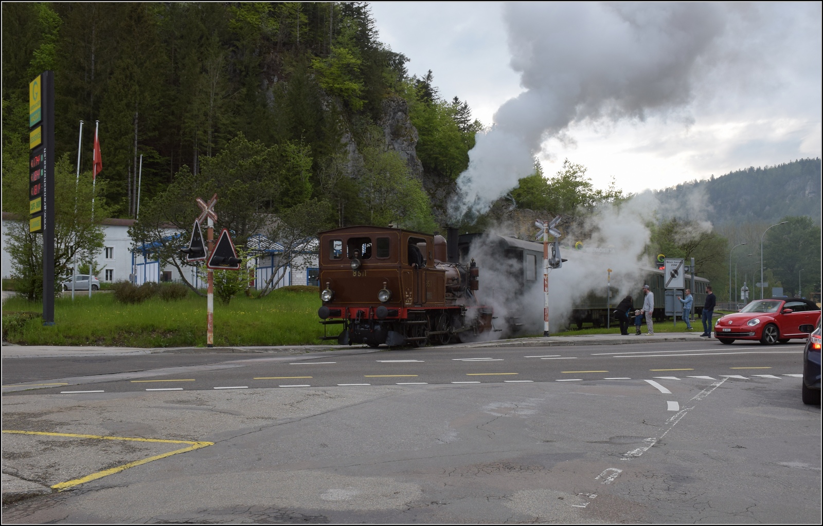Vapeur Val-de-Travers: Train du Terroir.

E 3/3 8511 bei Einfahrt nach Fleurier. Lange wurde für die Bahnübergangsüberfahrt telefoniert. Aber de facto waren alle Autofahrer, Fussgänger und Radfahrer nicht genervt, sondern in aller Seelenruhe fasziniert von dem Schauspiel. Mai 2023. 