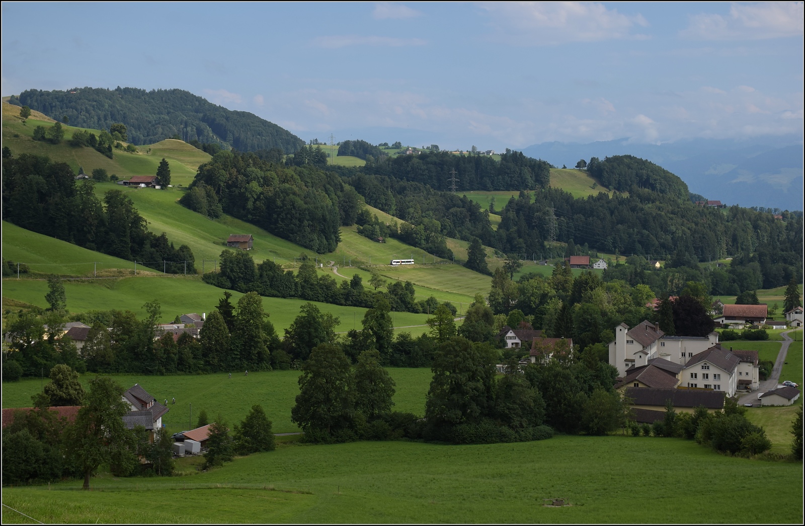 Verkehr am kleinen Gotthard. Zwar fahren nur Turbo GTW RABe 526 auf der Rampe zwischen Wald und Gibswil, aber es ist landschaftlich reizvoll. Immerhin 318 und 349 Höhenmeter müssen auf knapp 50 km Fahrt überwunden werden. Juli 2023.