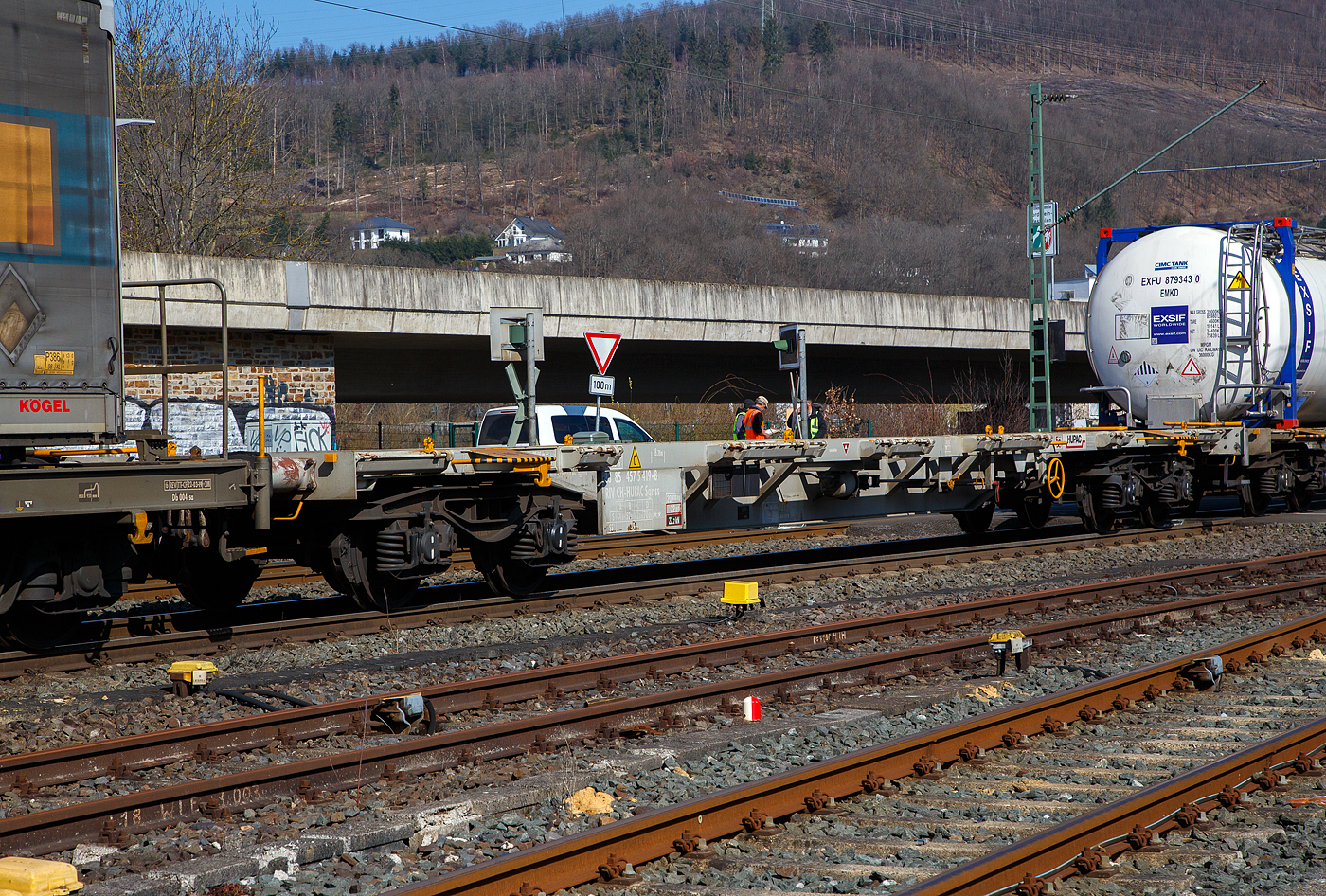 Vierachsiger Drehgestell-Containertragwagen der Gattung Sgnss, 33 85 4575 419-8 CH-HUPAC, der HUPAC Intermodal SA am 24.03.2021 leer im Zugverband bei der Durchfahrt in Niederschelden.

Der Wagen wurde 2002 von Josef Meyer Rheinfelden (CH) gebaut.

TECHNISCHE DATEN:
Hersteller: Josef Meyer Rheinfelden
Spurweite: 1.435 mm
Länge über Puffer: 20.050 mm
Drehzapfenabstand: 14.420 mm
Achsabstand in den Drehgestellen: 1.800 mm
Laufraddurchmesser: 920 mm (neu)
Ladelänge: 18.760 mm
Höhe der Ladeebene über S.O.: 1.115 mm
Eigengewicht: 20.000 kg
Max. Zuladung bei Lastgrenze S: 70,0 t (ab Streckenklasse D)
Max. Zuladung bei Lastgrenze SS: 39,0 t (ab Streckenklasse A)
Max. Geschwindigkeit: 100 km/h (Lastgrenze SS oder leer 120 km/h)
Kleinster befahrbarer Gleisbogen: R 75 m 
Bremse: Frein DK-GP-A 
Bremssohle: Jurid 816M
Feststellbremse: Ja
Verwendungsfähigkeit: RIV