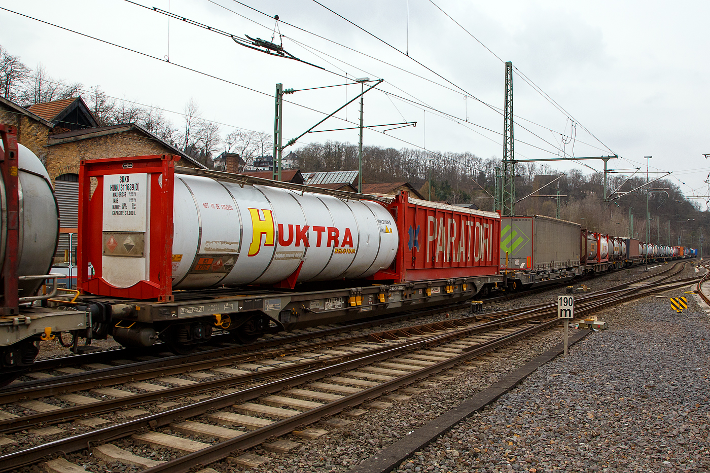 Vierachsiger Drehgestell-Taschenwagen für den Transport von Sattelaufliegern und Container, 33 85 4506 302-0 CH-HUPAC, der Gattung Sdgnss, (T4.1), der HUPAC Intermodal SA, im Zugverband am 23.03.2021, bei der Zugdurchfahrt in Betzdorf (Sieg), beladen mit zwei Container.
 
Diese Wagen von Ferriere Cattaneo in Giubiasco (CH) zwischen 2001 und 2003 gebaut. Bei diesen T4.1 wurden die Vorbauten um jeweils 130 mm verlängert, damit für den Transport von Containern der Stützbock nicht mehr in die Tasche heruntergeklappt werden muss, sondern an das Kopfende des Waggons verschoben werden kann (vgl. hierzu auch vergleichbare Änderungen bei den T2000). Für diese nun T4.1 genannten und ebenfalls als Sdgnss zugelassenen Waggons, die auf Y25 Drehgestellen rollen, ergibt sich eine LüP von 20.000 mm.

TECHNISCHE DATEN:
Spurweite: 1.435 mm
Länge über Puffer: 20.000 mm
Drehzapfenabstand: 14.200 mm
Achsabstand im Drehgestellen: 1.800 mm
Max Ladelänge: 1 Sattelanhänger  oder 18.400 mm f. Container und Wechselbehälter
Eigengewicht: 21.950 kg 
Max. Zuladung bei Lastgrenze S: 68,0  t (ab Streckenklasse D)
Max. Zuladung bei Lastgrenze SS: 50,0  t (ab Streckenklasse B)
Höchstgeschwindigkeit: 100 km/h (Lastgr. S) / 120 km/h (Lastgr. SS und leer)
Bremse: KE-GP-A
Kleinster befahrbarer Gleisbogen: R 75 m
Intern. Verwendungsfähigkeit: RIV
