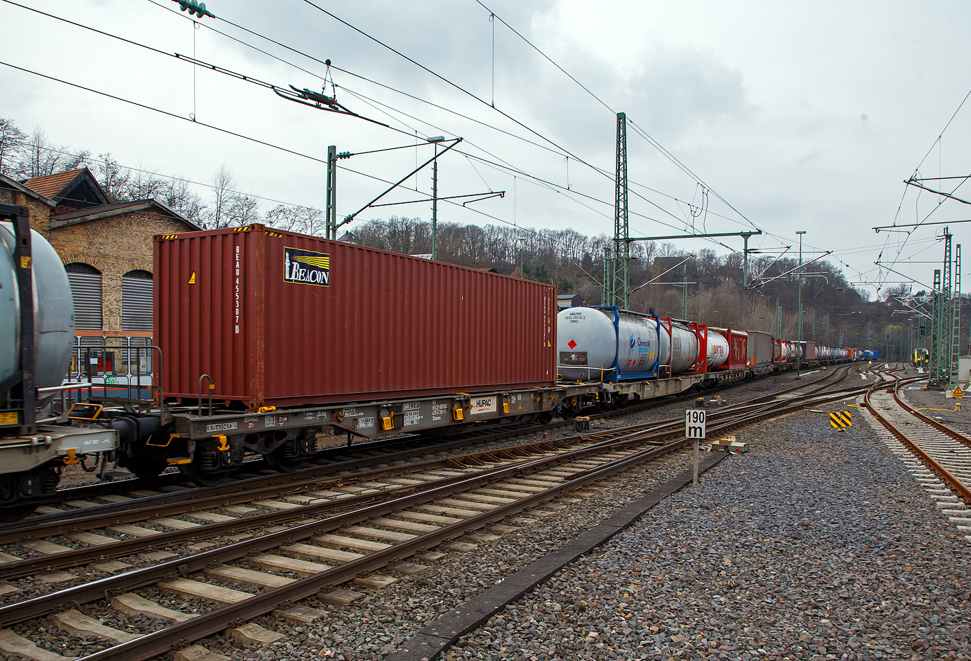 Vierachsiger Drehgestell-Taschenwagen für den Transport von Sattelaufliegern und Container 83 85 4754 781-3 CH-HUPAC der Gattung Sdkmmss der HUPAC Intermodal SA, im Zugverband am 23.03.2021, bei der Zugdurchfahrt in Betzdorf (Sieg), beladen mit einem Container.
 
Dieser Wagen wurden bereits 1984 von Ferriere Cattaneo in Giubiasco (CH) gebaut, er hat schon die Maße von einem T3. Bei diesen Wagen wurden die Stützböcke (Sattelauflagen) entfernt und können eigentlich nur noch für Container oder Wechselbrücken verwendet werden.

TECHNISCHE DATEN:
Spurweite: 1.435 mm
Länge über Puffer: 18.340 mm
Drehzapfenabstand: 13.300 mm
Achsabstand im Drehgestellen: 1.800 mm
Max Ladelänge: 16.600 mm f. Container und Wechselbehälter
Eigengewicht: 20.500 kg 
Max. Zuladung bei Lastgrenze S: 59,5  t (ab Streckenklasse C)
Max. Zuladung bei Lastgrenze SS: 51,5  t (ab Streckenklasse B)
Höchstgeschwindigkeit: 100 km/h (Lastgr. S) / 120 km/h (Lastgr. SS und leer)
Bremse: O-GP-A
Kleinster befahrbarer Gleisbogen: R 75 m
Intern. Verwendungsfähigkeit: Privatwagen