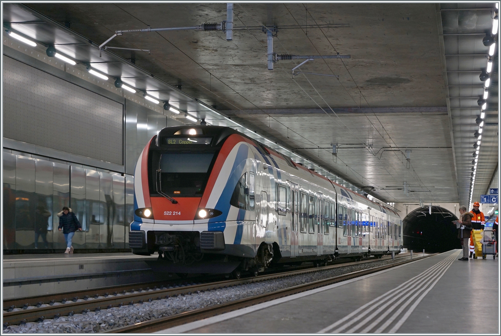 Von Annemasse kommend befindet sich Ausgangs des 2110 Meter langen Tunnel Pinchat die Station Lanchy-Bachet. Dort hält der LEX RABE 522 214 als SL2 23417 auf der Fahrt von Annecy nach Coppet. Dieser Triebzug wurde erst nachträglich von einem  normalen  RABe 522 zu einem LEX RABe 522 umgerüstet. 10. März 2023