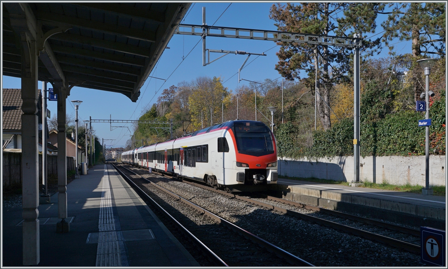 Vor gut einem Monat wurde das zusammenkuppeln der Flirts strikt untersagt ob nun Baureihen gleich oder Baureihen vermischt. Doch glücklicherweise konnte das Problem gefunden und gelöst werden und nun verkehren die Flirts wieder bunt gemischt, wie hier in Burier der SBB Fernverkehrs RABe 523.5 (Mouettes) mit einem SBB Flirt 523.0 zusammen als S 2 Le Brassus/Vallorbe - Le Day - Aigle bei der Ankunft in Burier. 

23. November 2023