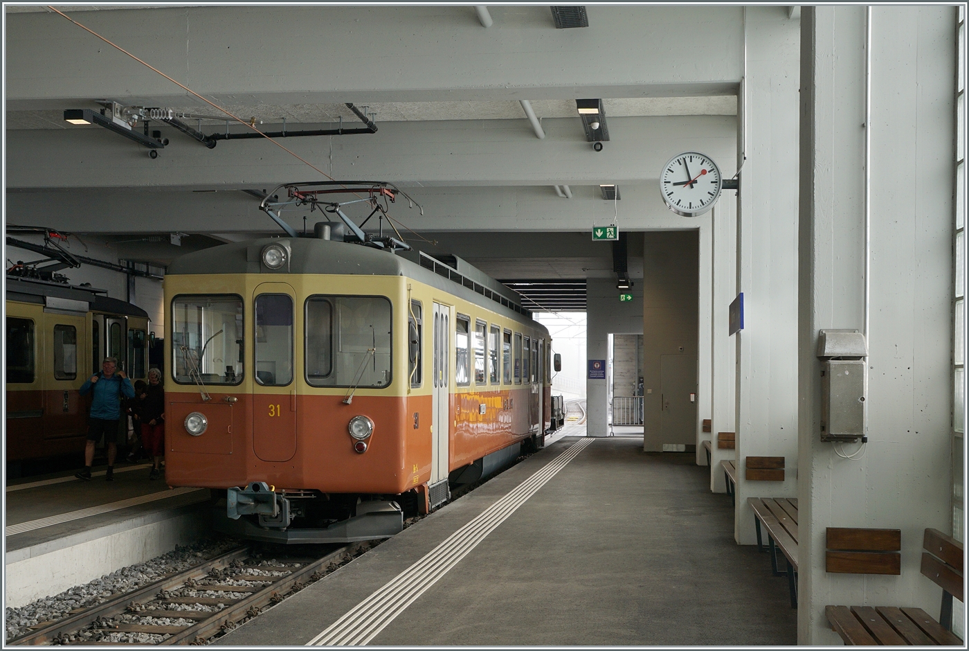 Während im Hintergrund schlecht sichtbar ein BLM Be 4/4 angekommen ist, verlässt der BLM Be 4/4 31 LISI Mürren in Richtung Grütschalp. 

23. Juli 2024
