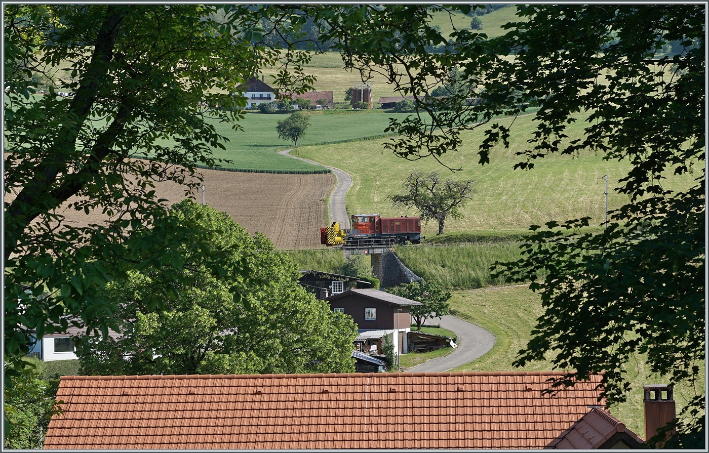 Was Mitten im Sommer diese Schneeschleuder zwischen Corcelles BE und Crémines macht, ist mir nicht bekannt; gut eine Stunde später fuhr sie in der Gegenrichtung zurück.

5. Juni 2023