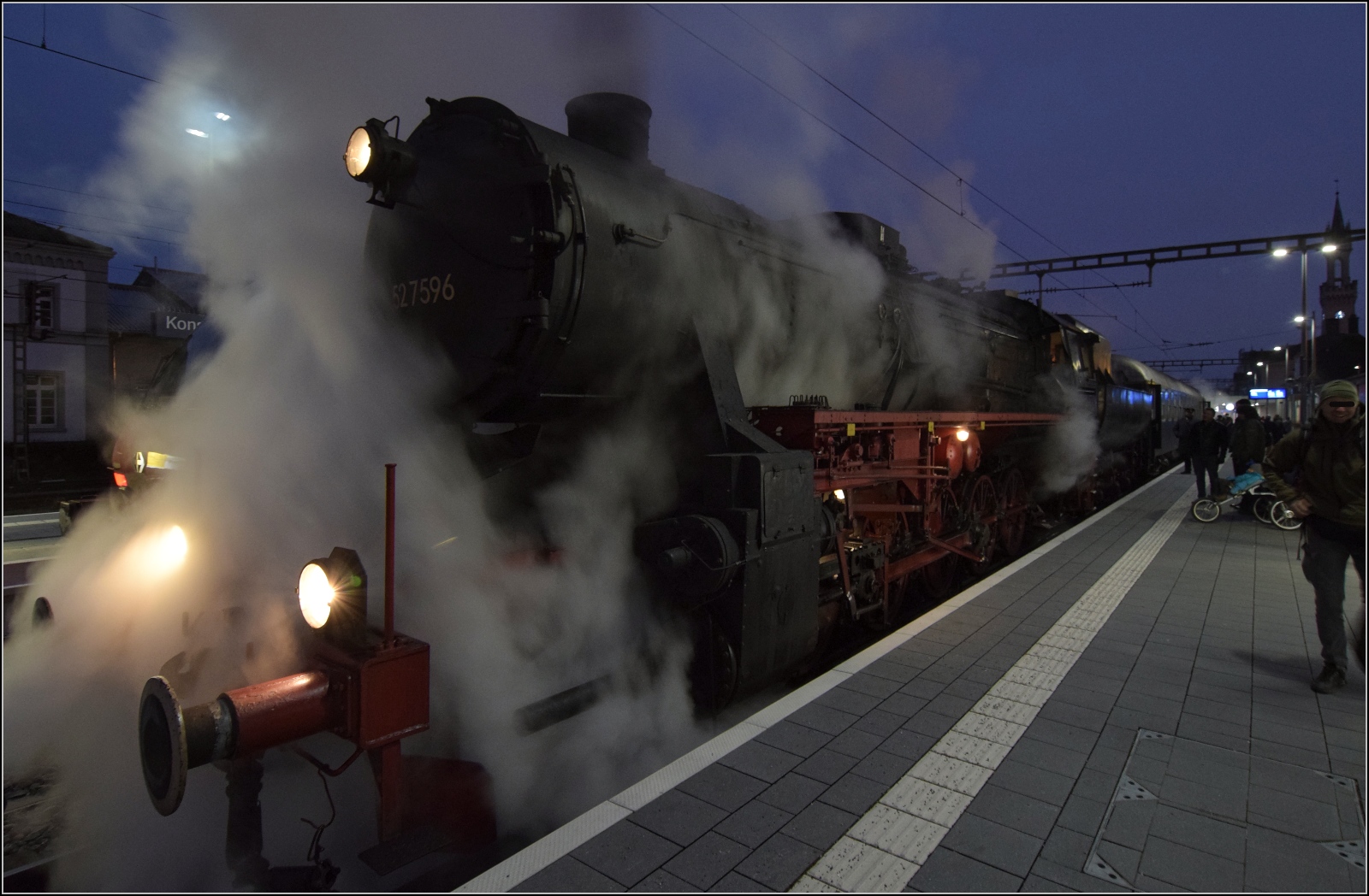 Weihnachtsmarktdampffahrt der Eisenbahnfreunde Zollernbahn. 

52 7596 vor der Abfahrt nach Rottweil. Drei ausgebuchte Fahrten, obwohl die erste wegen zu schwerer Schneeflocken Konstanz nicht einmal n�herungsweise erreichen konnte, das zeugt von einem Erfolg f�r die Dampffahrten EFZ. Konstanz, Dezember 2023. 