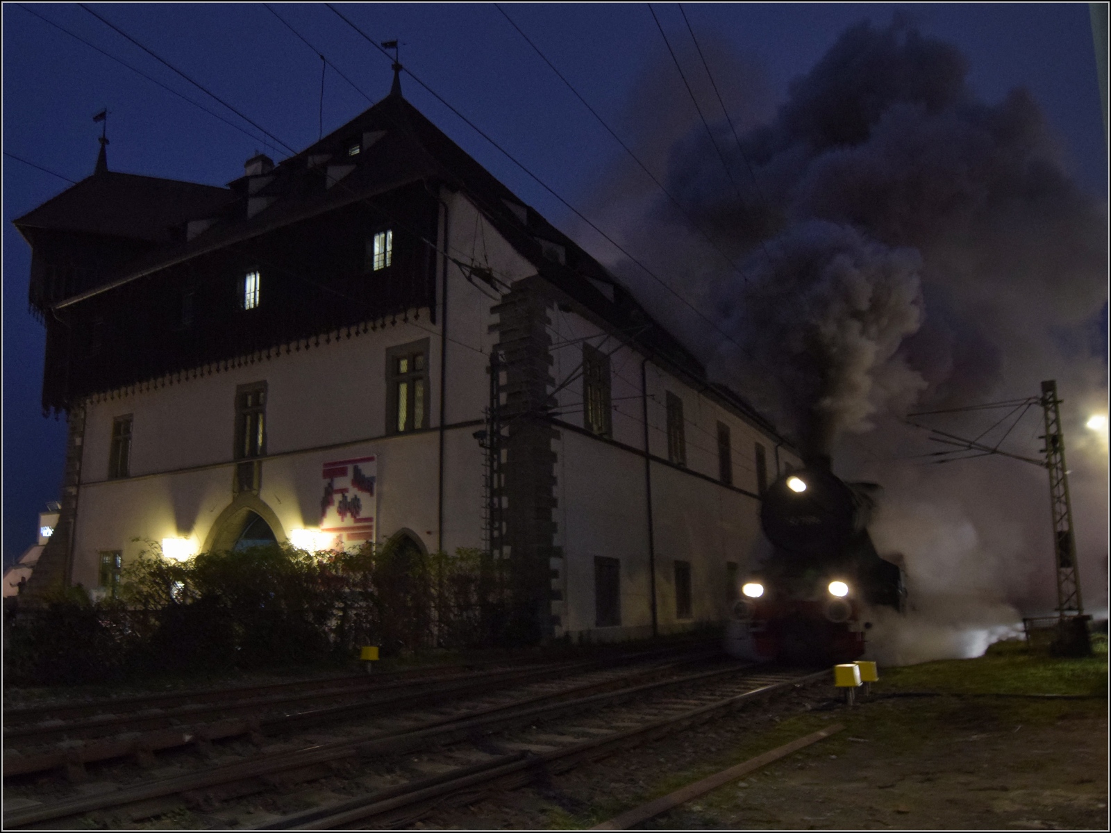 Weihnachtsmarktdampffahrt der Eisenbahnfreunde Zollernbahn.

52 7596 fährt von Konstanz zurück nach Rottweil. Die Abfahrt überfordert allerdings fast jede Kamera. Dezember 2023.