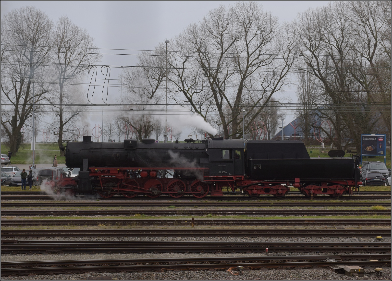 Weihnachtsmarktdampffahrt der Eisenbahnfreunde Zollernbahn.

52 7596 wartet in Konstanz auf Wasser. Dezember 2023.