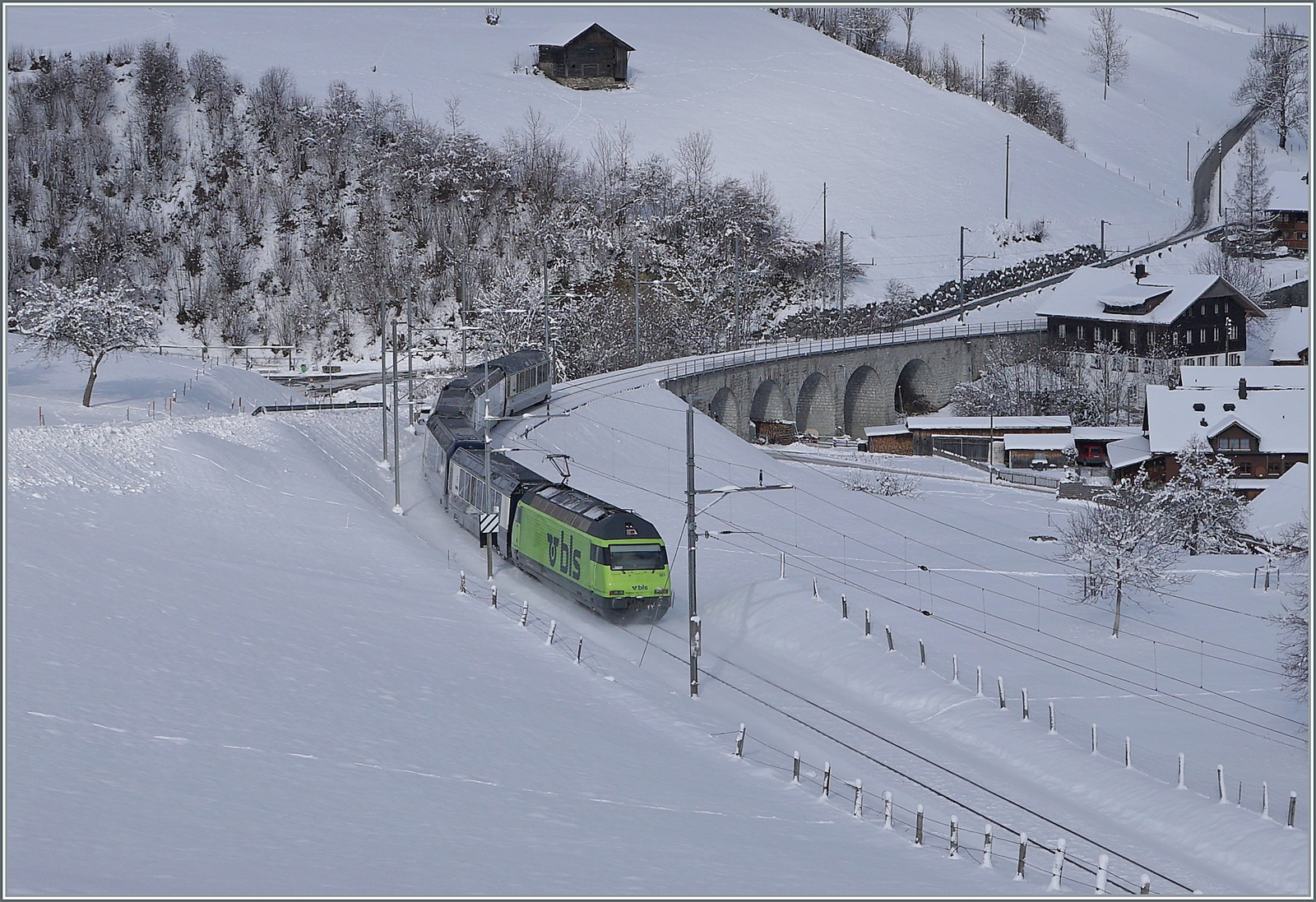 Weltneuheit und schon historisch: Kurz nachdem sich die Sonne hinter Wolken versteckt hatte, fährt die BLS Re 465 001 mit dem GoldenPass Express GPX 4068 bei Garstatt durch eine bezaubernde Winterlandschaft. Der Zug ist von Montreux nach Interlaken unterwegs.
Allem Anschein nach vertragen sich die Schmalspurräder schlecht mit den Normalspurweichen, bei welchen die Spurkränze das Herzstück rammen statt wie gewünscht links oder rechts vorüber zu gleiten. Jedenfalls stellte die BLS nach gut GPX 150 Zügen Schäden fest und der GPX Normalspurbetrieb beleibt vorerst eingestellt. Nun muss die MOB im wahrsten Sinne das Rad neu erfinden...

20. Januar 2023 