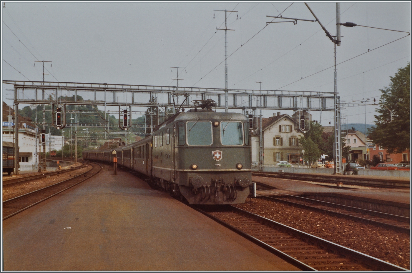 Wie gut habe ich damals abgedrückt: ein damals ganz normaler alltäglicher Schnellzug erreicht Lenzburg. 

Die SBB Re 4/4 11191 ist mit ihrem Schnellzug 536 auf der Fahrt von Zürich nach Biel/Bienne. 

26. Mai 1984