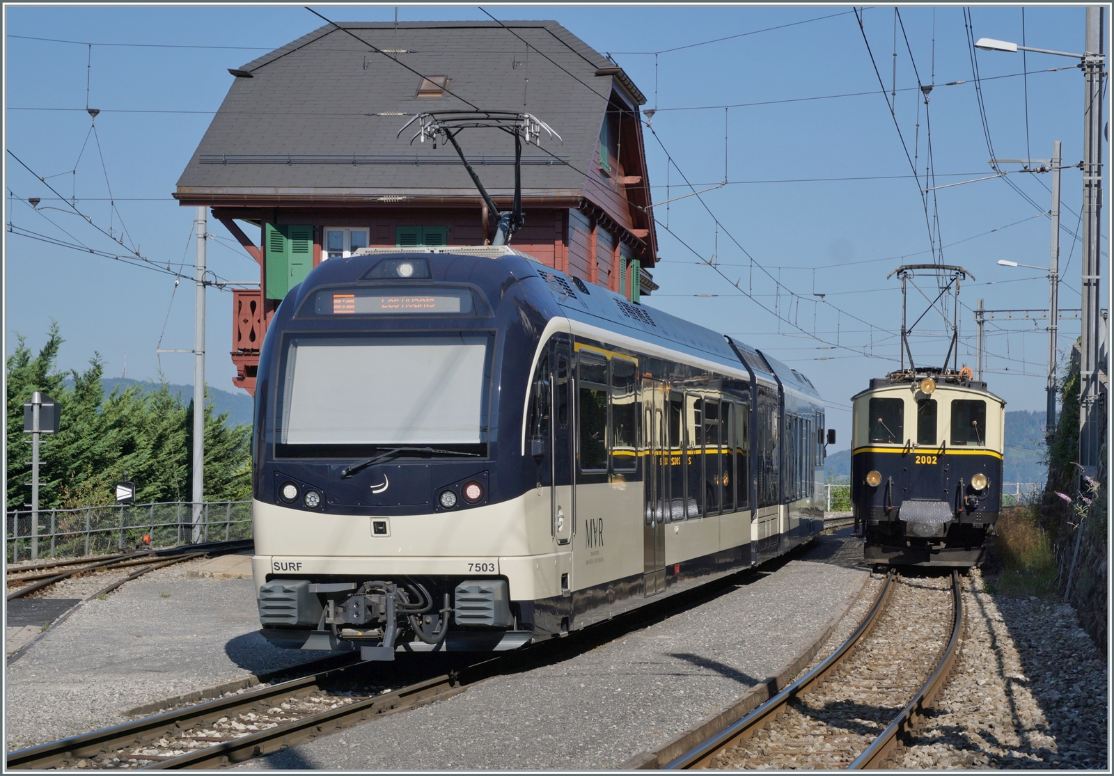 Wie passend: der CEV M;VR ABeh 2/6 7503  Blonay-Chamby  begegnet in Chamby dem B-C MOB FZe 6/6 2002 (ex MOB). 

10. Sept. 2023