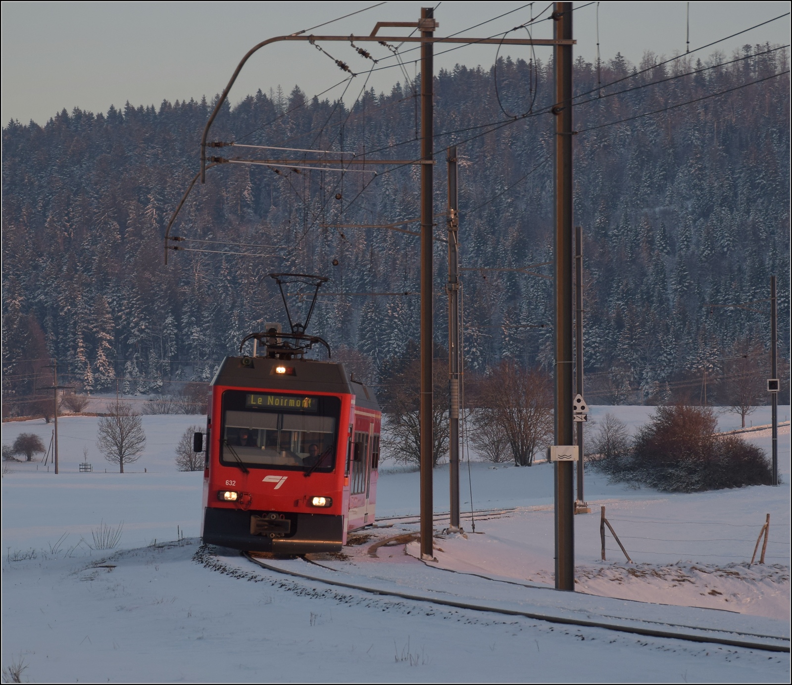 Winterlich auf den Freibergen.

GTW ABe 2/6 532 bei Einfahrt in den Zielbahnhof Le Noirmont. Februar 2023.
