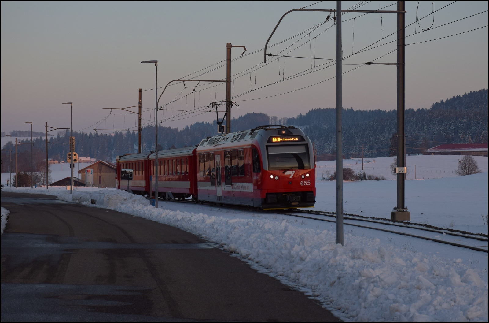 Winterlich auf den Freibergen.

Motorwagen Be 4/4 655 in Le Noirmont auf dem Weg nach La Chaux-de-Fonds. Februar 2023.