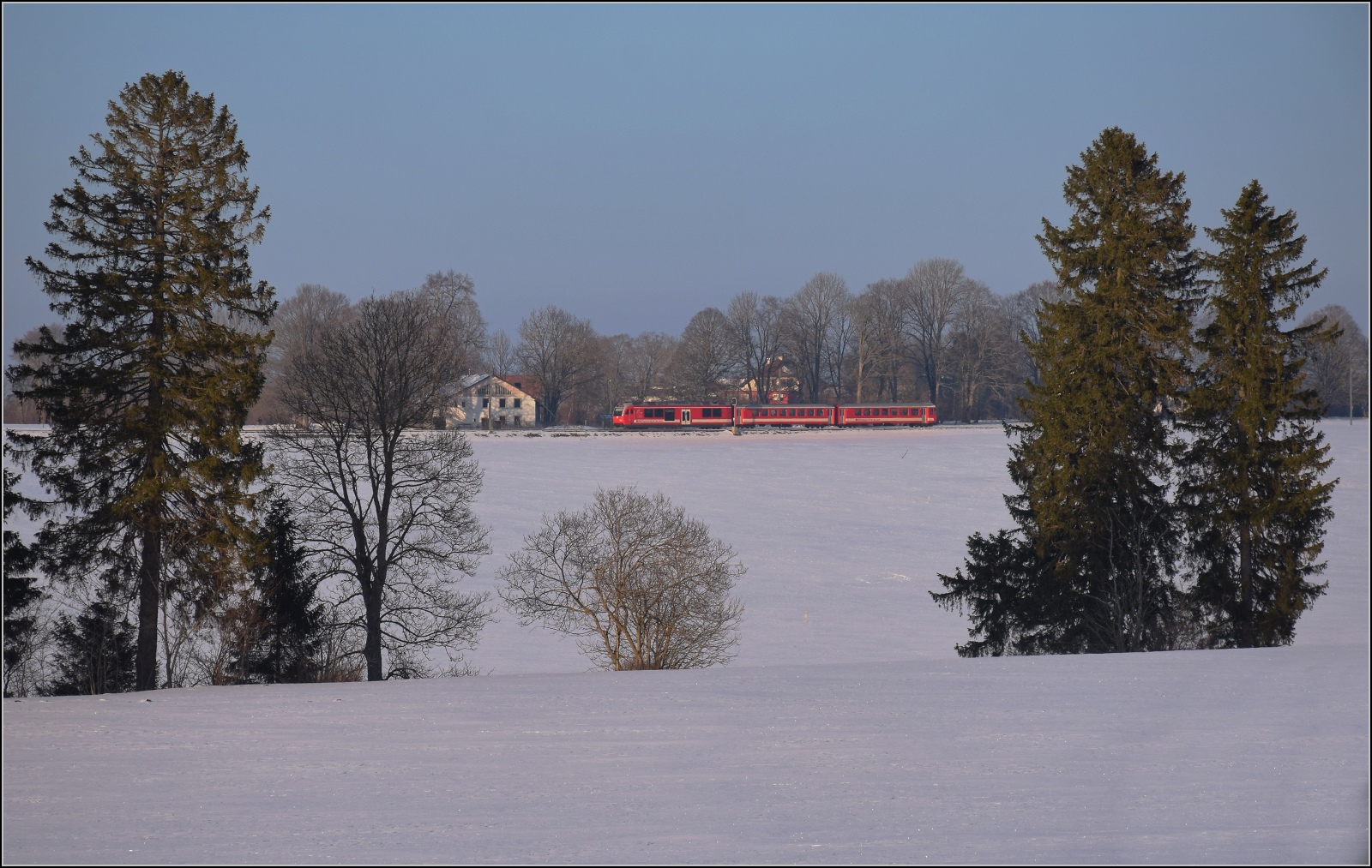 Winterlich auf den Freibergen.

Pendelzug mit Motorwagen Be 4/4 652 in Milieu de Près bei Les Reussilles. Februar 2023.
