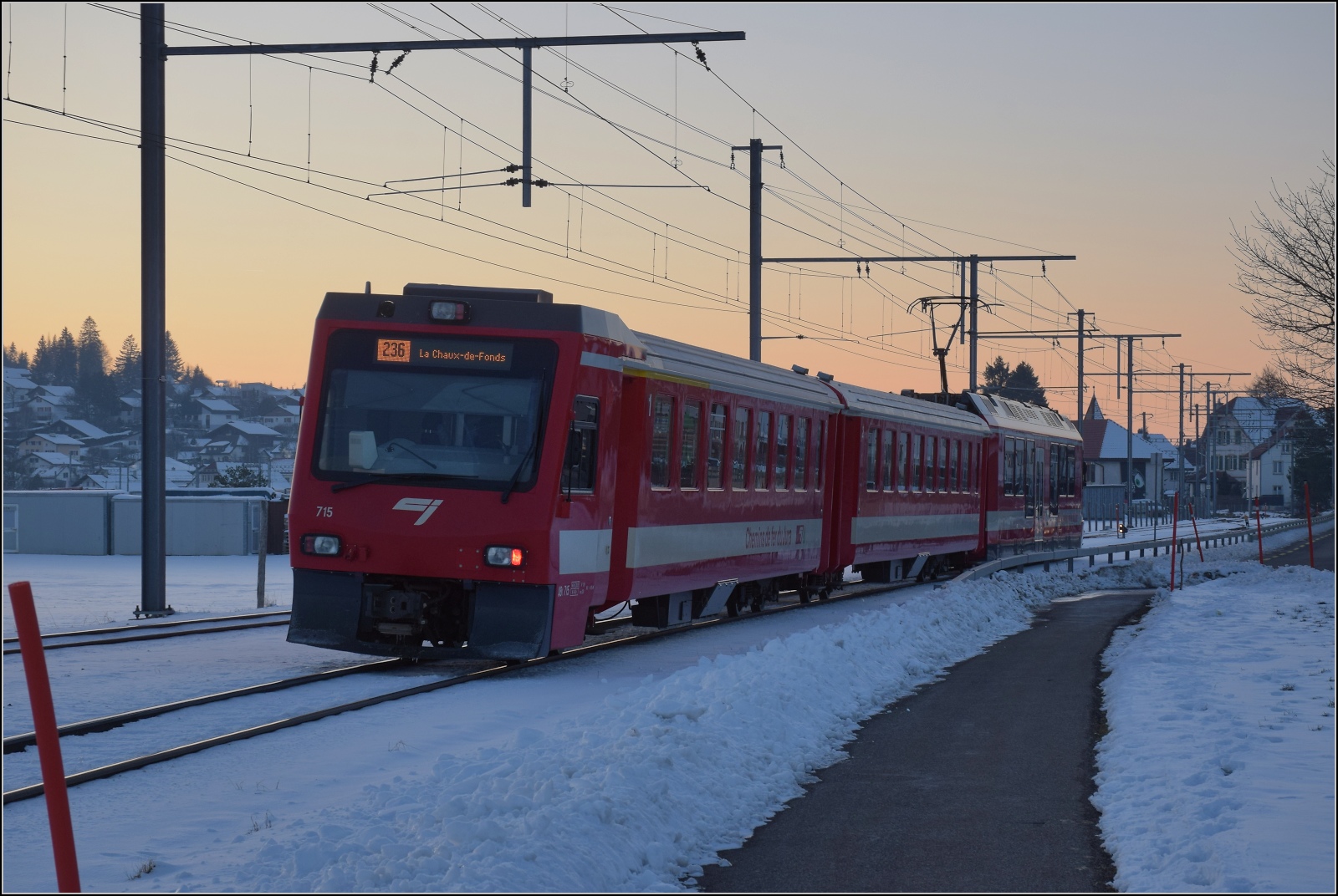 Winterlich auf den Freibergen.

Steuerwagen 715 hinter einem Zwischenwagen am Motorwagen Be 4/4 655 in Le Noirmont auf dem Weg nach La Chaux-de-Fonds. F