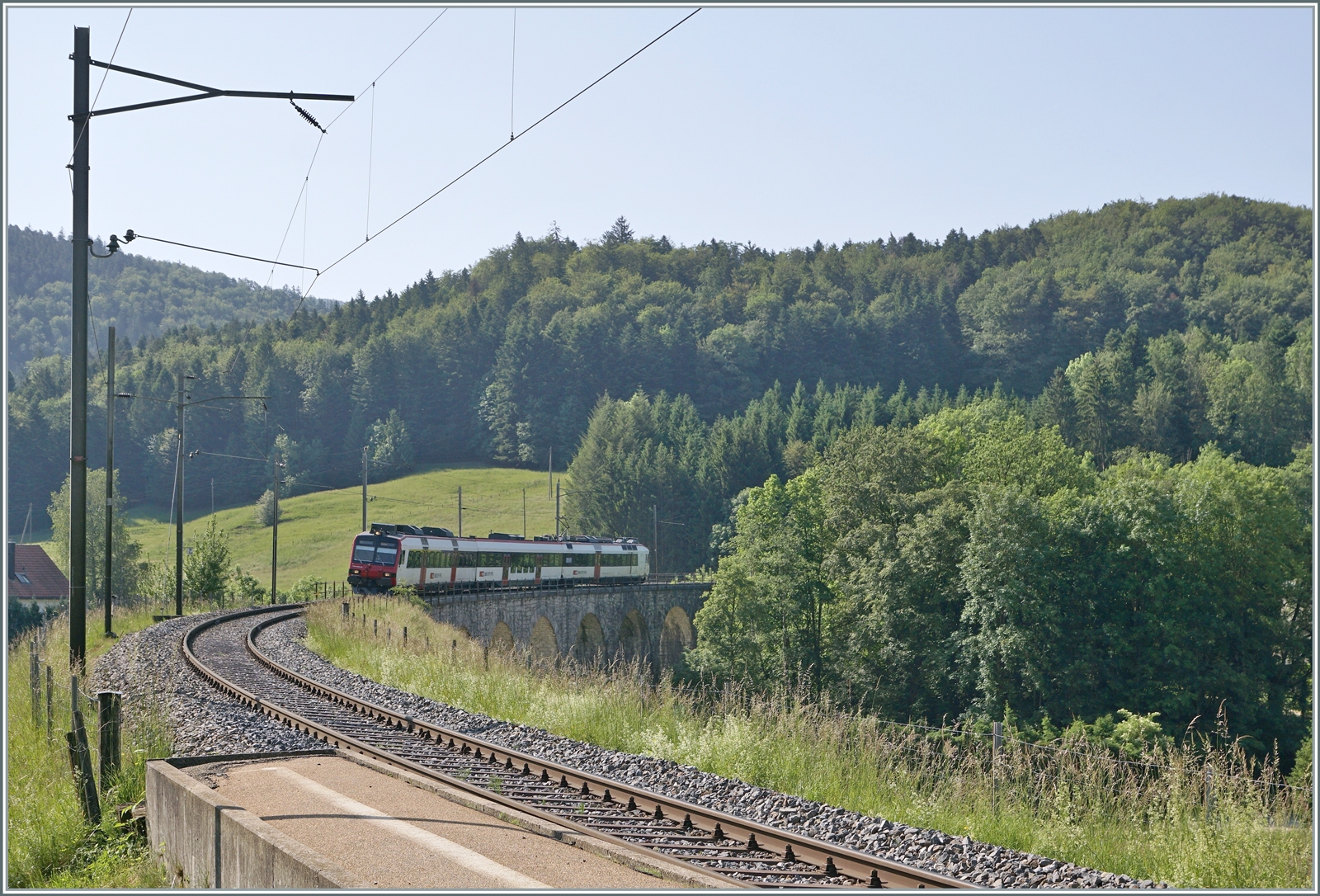 Wolken kamen, die Zeit schwand; und so entschloss ich mich vorerst den Viadukt bie Corcelles BE von der Station aus aufzunehmen um dann mit dem ankommenden Zug nach Moutier weiter zu fahren. Weitaus besser wäre wohl ein Fotostandpunkt auf der Wiese im Hintergrund. 
Doch ist sie zugänglich? 
5. Juni 2023