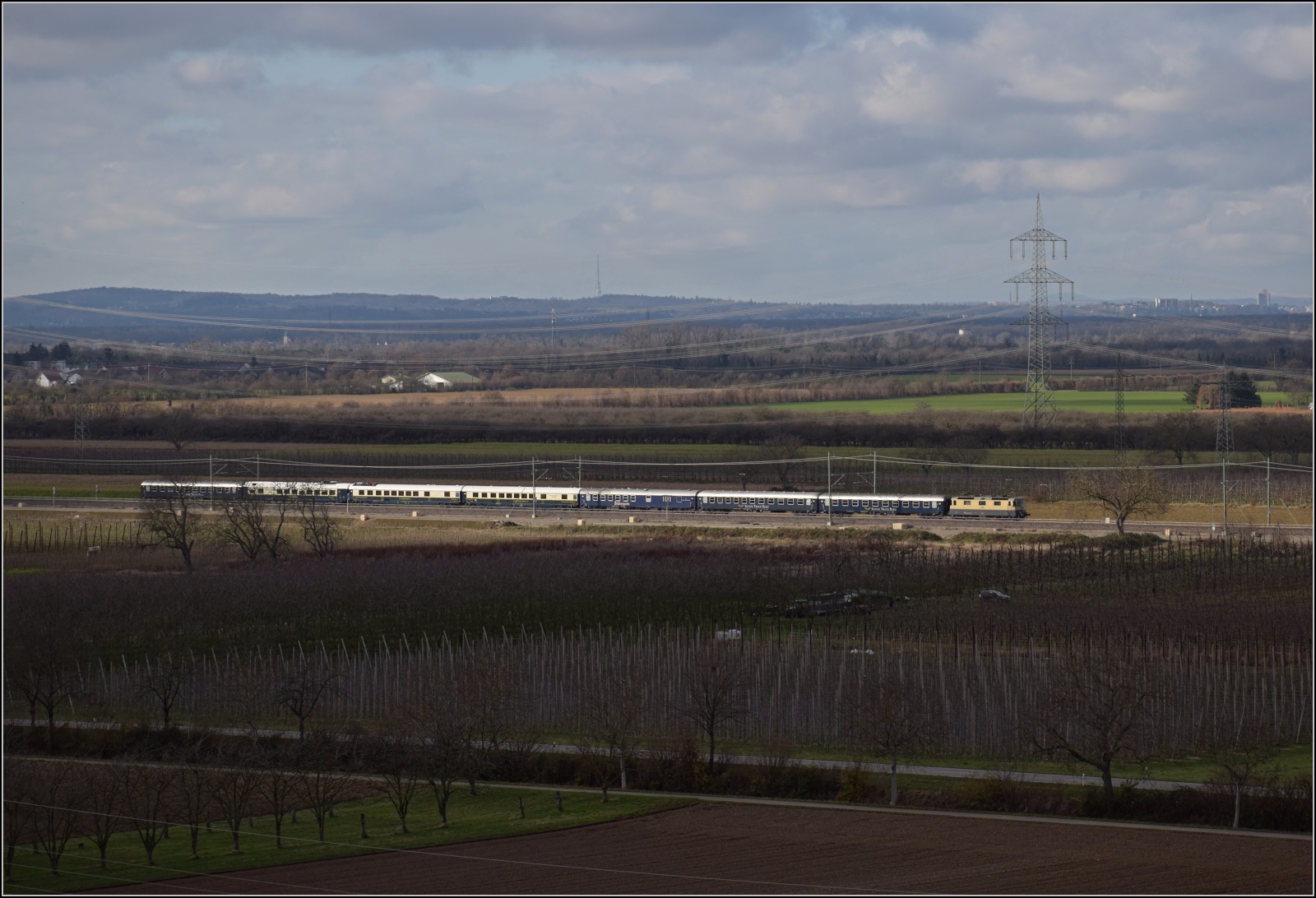 Wolkenlotto mit dem Suisse Train Bleu, gezogen von Re 421 387, auf dem Weg zur Silvestersause nach Frankfurt. Auggen, Dezember 2023.