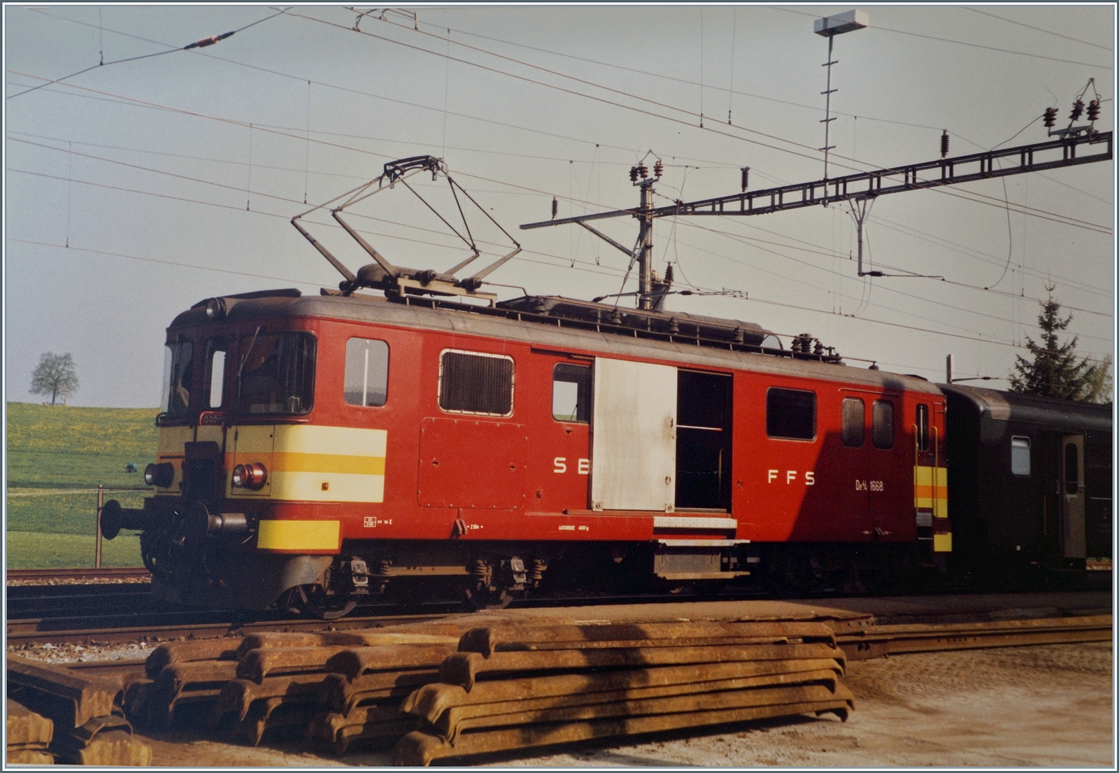 Zum  Müster-Pendel  in Beromünster mit den Bti fand ich noch dieses Detailbild des De 4/4 1668, welcher als Triebfahrzeug bei besagtem Zug im Einsatz stand. 

Analog Bild vom Sommer 1987