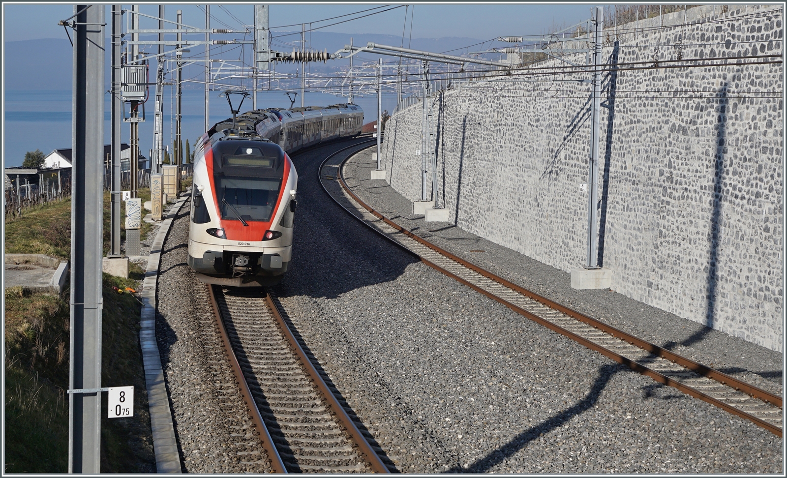 Zwei SBB RABe 523 verlassen Cully in Richtung Lausanne. 

16. Feb. 2023