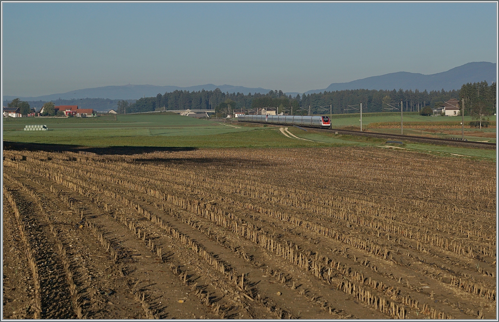 Zwischen Etziken und Bolken auf der  ABS Solothurn - Wanzwil sind zwei ICN auf dem Weg von Genève-Aéroport nach Rorschach. Auf dem Streckenabschnitt Subigen - Wanzwil verkehren die Züge mit Vmax 200 km/h, von Solothurn bis Subigen mit Vmax 140 km/h. 

12. Sept. 2022