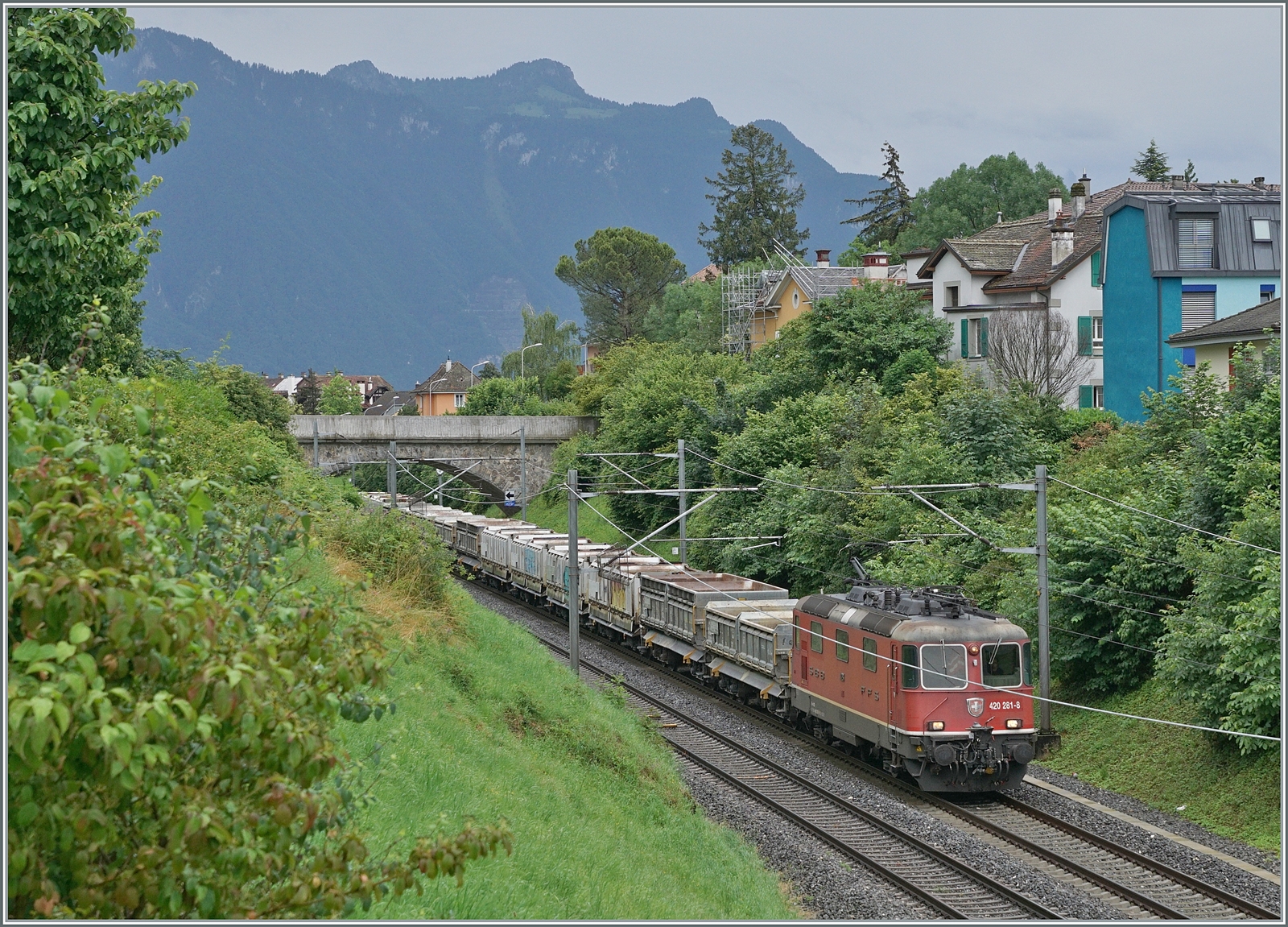 Zwischen Montreux und Vevey, kurz vor La Tour de Peilz ist die SBB Re 4/4 II 11281 (Re 420 281-8) mit einen Güterzug auf dem Weg in Richtung Lausanne. 

21. Juni 2024