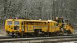 Ein Leonhard Weiss Bauzug, aufgenommen am 12.12.09, bei der Durchfahrt durch Neuoffingen, Strecke Ulm-Augsburg.