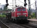 Die 218 333-3 kommt mit einem Schotterzug durch Frankfurt am Main S�d.