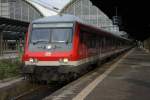 Die Ersatzgarnitur mit der 185 552-7 rangiert nach Frankfurt Vorfeld.