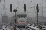 Alle Signale stehen auf Halt als der ICE1 nach Frankfurt Hbf kommt.