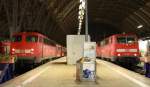 Am Gleis 16/17 treffen  sich 110 410-8 und 111 101-2 im Frankfurter Hbf.