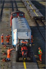 Abladen des Zirkus Knie in Konstanz.