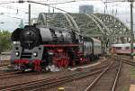 01 0509 mit dem SWR  Eisenbahnromantik  Sonderzug bei der Einfahrt in K�ln Hbf.