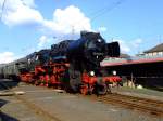 52 8137-0 der Eisenbahnfreunde Betzdorf f�hr am 04.Sep.2010 in Siegen mit Charterzug ins heimische BW ein.