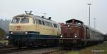 Die V100 2299 mit zwei Silberlingen und am 23.10.2010 in Frankenberg an der Eder.