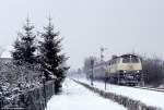 Auch im Jahr 1985 gab es Winter - und trotz dem waren die Z�ge p�nktlich! Am zweiten Tag des Jahres 1985 f�hrt die Braunschweiger 216 074 mit dem N7662 von Paderborn nach Bielefeld, fotografiert nahe