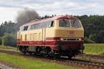 Die 217 002-5 bei der Durchfahrt durch in T�ssling am 02,08,10 