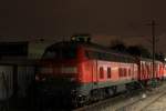 Die 218 102-2 steht am Abend des 23.11.2010 mit einem Hilfszug in Frankfurt Griesheim.