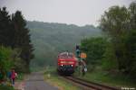 218 208-7 mit der RB 23 nach Bonn am 27.04.2011 bei Nettekoven.