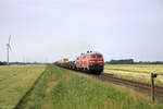 218 833-2 und 218 330-9 sowie 628 521-7  Archsum  mit dem AS-K 1435 (Westerland(Sylt) - Niebüll/Bredstedt) am 07.07.2017 in Lenshallig am BÜ Rollwagenzug.