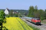 Ohne viel M�he rollt die 218 432 und eine weitere 218 mit dem IC119 bei Aulendorf bergab, dem n�chsten Halt Ravensburg entgegen.