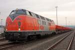 221 134 der RTS mit Abraumzug  am Abend des 20.07.2011 am Bf.