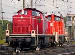 290 371-4 mit einer Schwesterlok im Schlepp im letzten Licht in Gremberg am 23.09.2010
