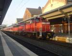 363 829-3 zieht gleich eine RB-Garnitur mit einer 110 aus den Gie�ener Bahnhof in die Abstellgruppe